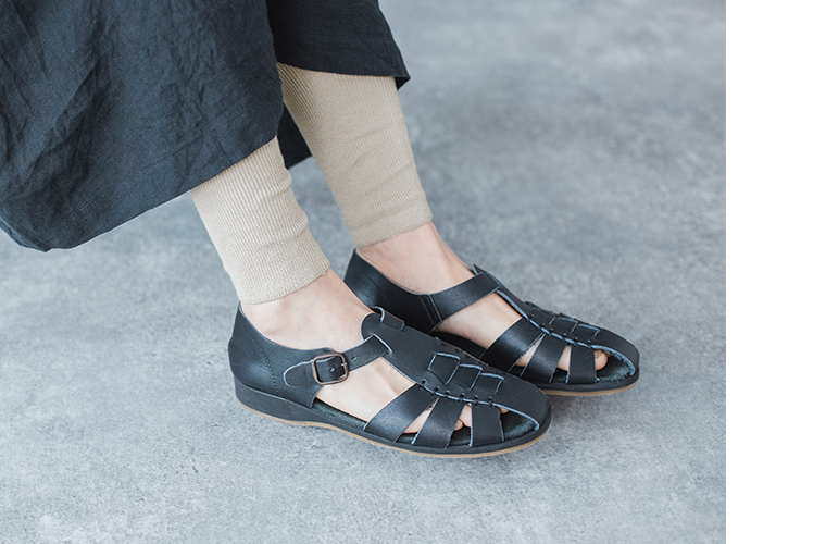 hakne シルクコットンリブレギンス（オートミール）のリブの表情がわかる着用イメージ