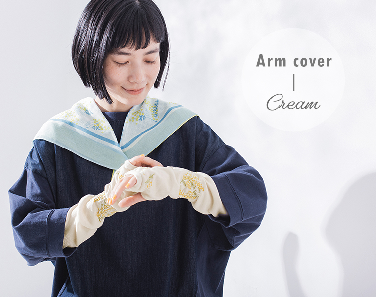 MAISON BLANCHE おさんぽアームカバー（ミモザ柄）を着用したイメージ