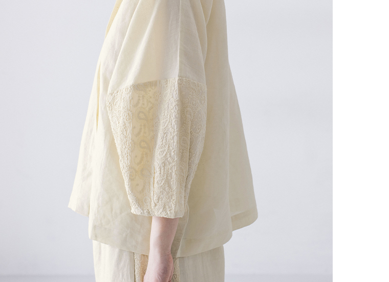 コットンリネン刺繍シャツジャケット(ベージュ)着用の横上半身寄りカット