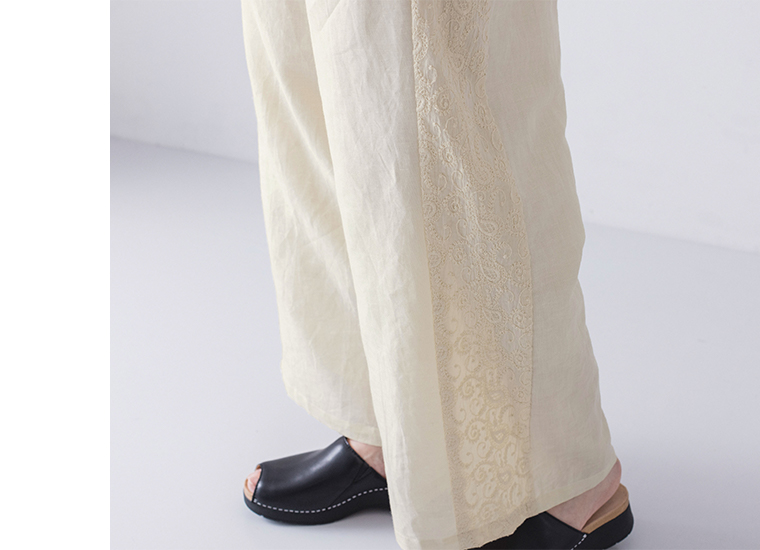 コットンリネン刺繍パンツ(ベージュ)着用の裾寄りカット