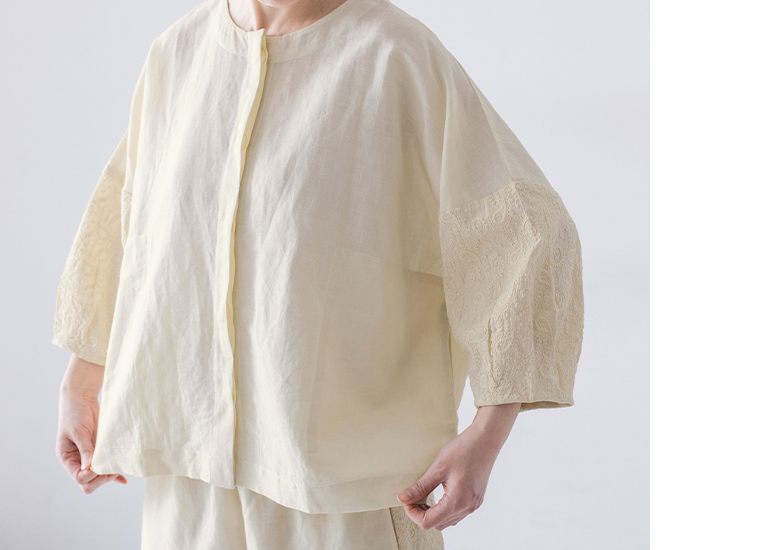 コットンリネン刺繍シャツジャケット(ベージュ)着用の前上半身寄りカット