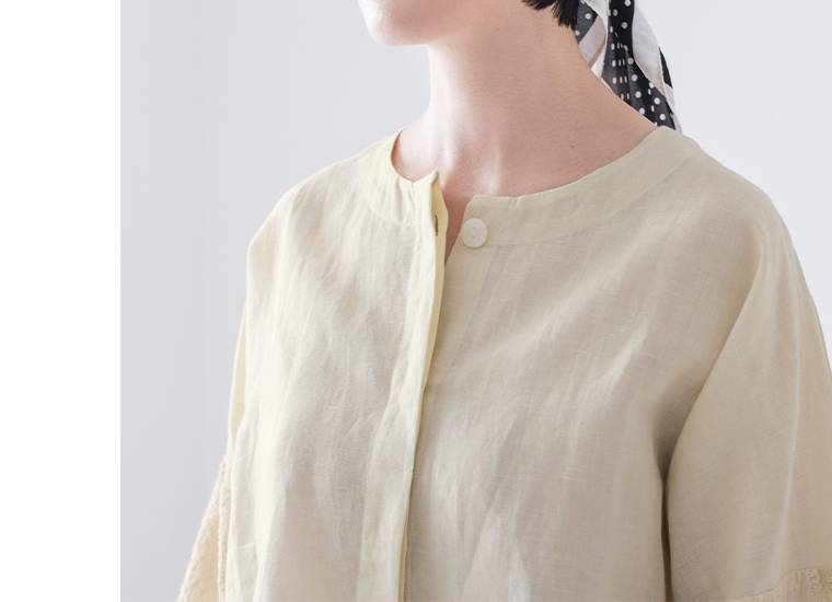 コットンリネン刺繍シャツジャケット(ベージュ)着用の首元寄りカット