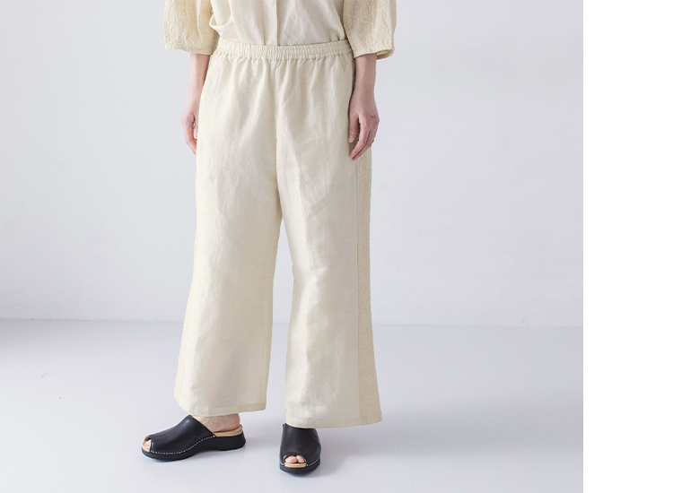 コットンリネン刺繍パンツ(ベージュ)着用の下半身前カット