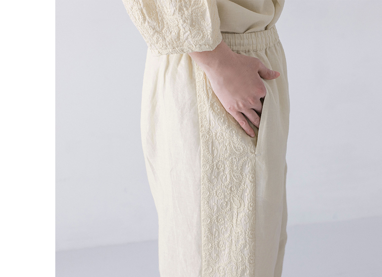 コットンリネン刺繍パンツ(ベージュ)着用のポケット寄りカット