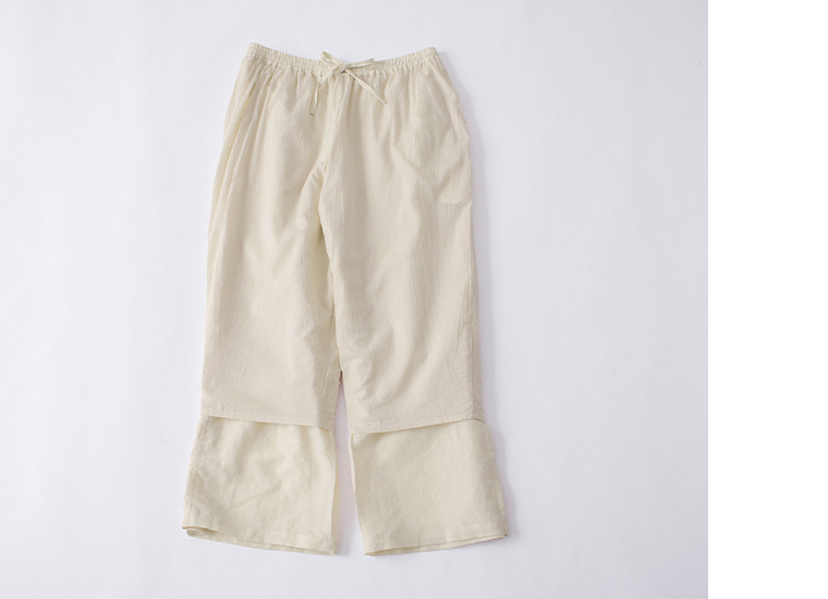 コットンリネン刺繍パンツ(ベージュ)を裏表に返した置きカット