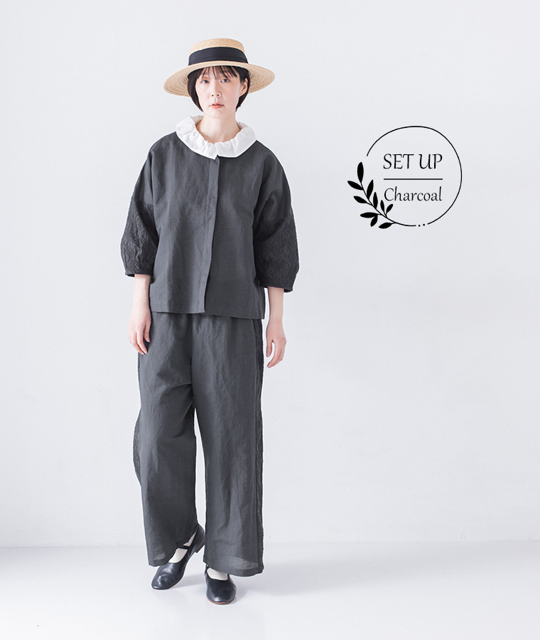 コットンリネン刺繍シャツジャケットとパンツ(チャコール)着用のセットアップコーディネート