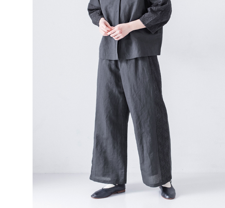 コットンリネン刺繍シャツジャケットとパンツ(チャコール)着用のセットアップ下半身寄りカット