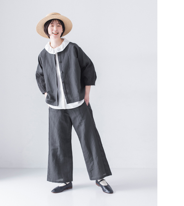 コットンリネン刺繍シャツジャケットとパンツ(チャコール)着用のセットアップ前ボタン開けた全身カット