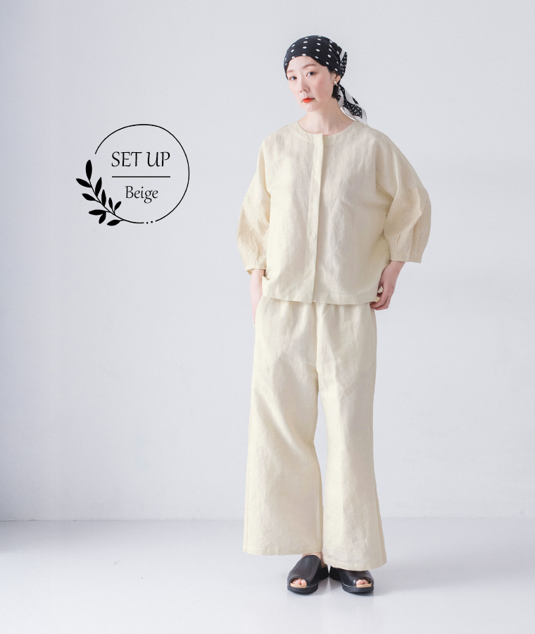 コットンリネン刺繍シャツジャケットとパンツ(ベージュ)着用のセットアップ前向きコーディネート