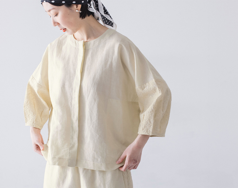 コットンリネン刺繍シャツジャケット(ベージュ)着用の上半寄りカット