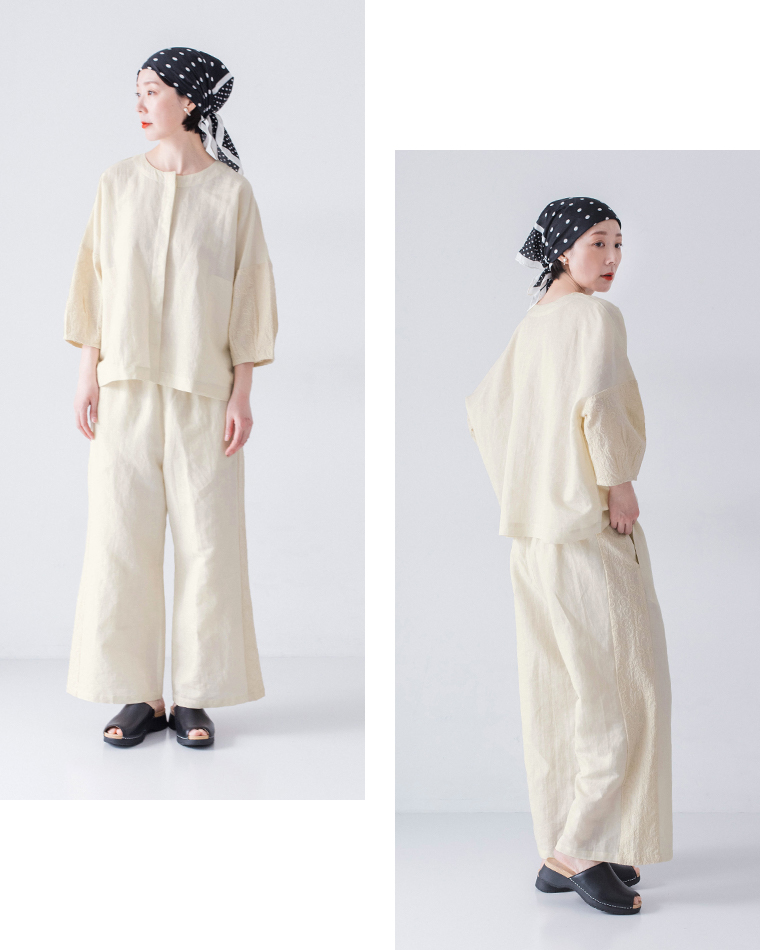 コットンリネン刺繍シャツジャケットとパンツ(ベージュ)着用のセットアップ全身前とバックシルエット