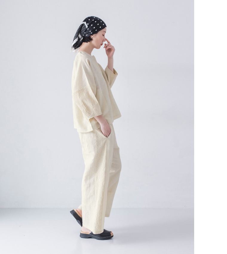 コットンリネン刺繍シャツジャケットとパンツ(ベージュ)着用のセットアップ全身横と下半身寄りカット