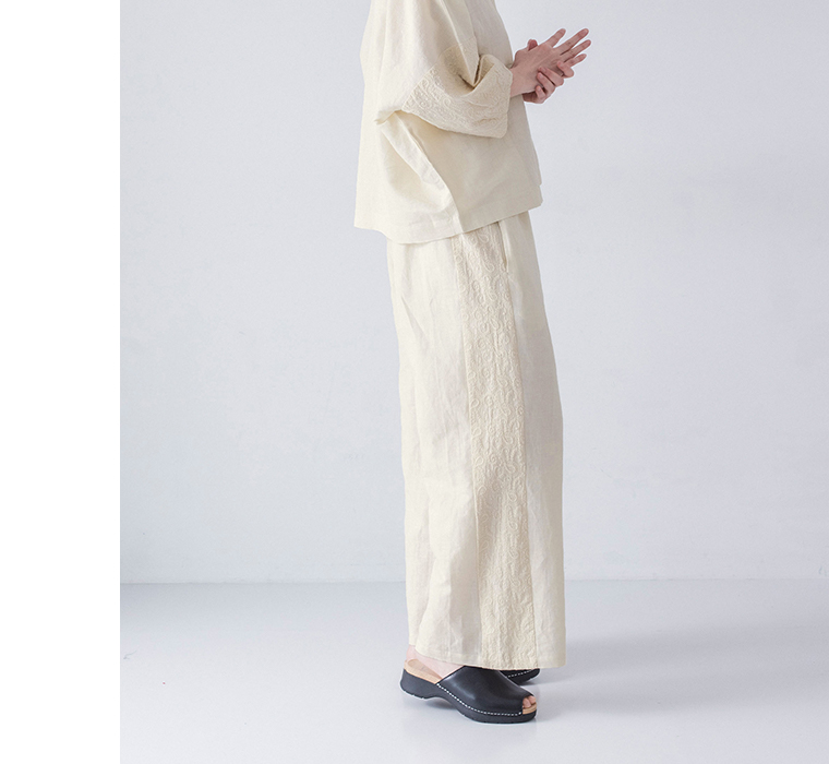 &yarn ボーダーロングスリーブプルオーバー(キナリ×ブラック)の座ったカット