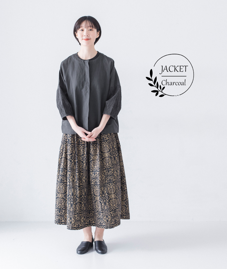 コットンリネン刺繍シャツジャケット(チャコール)着用の柄スカートと合わせた全身コーディネート