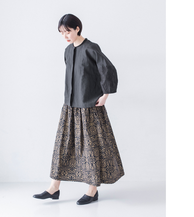 コットンリネン刺繍シャツジャケット(チャコール)着用の柄スカートと合わせた全身斜めカット