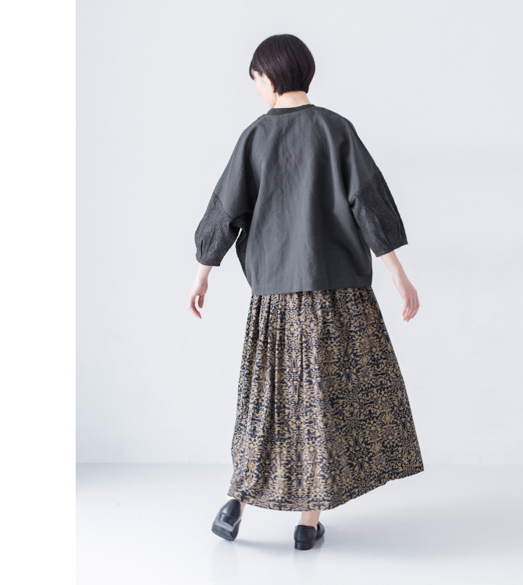 コットンリネン刺繍シャツジャケット(チャコール)着用の柄スカートと合わせたバックシルエット