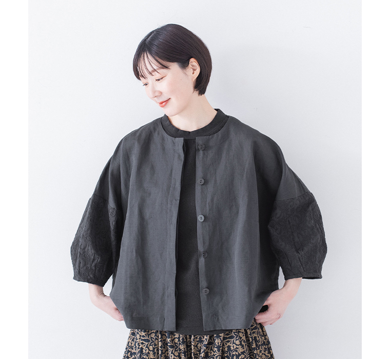 コットンリネン刺繍シャツジャケット(チャコール)着用の上半身前カット