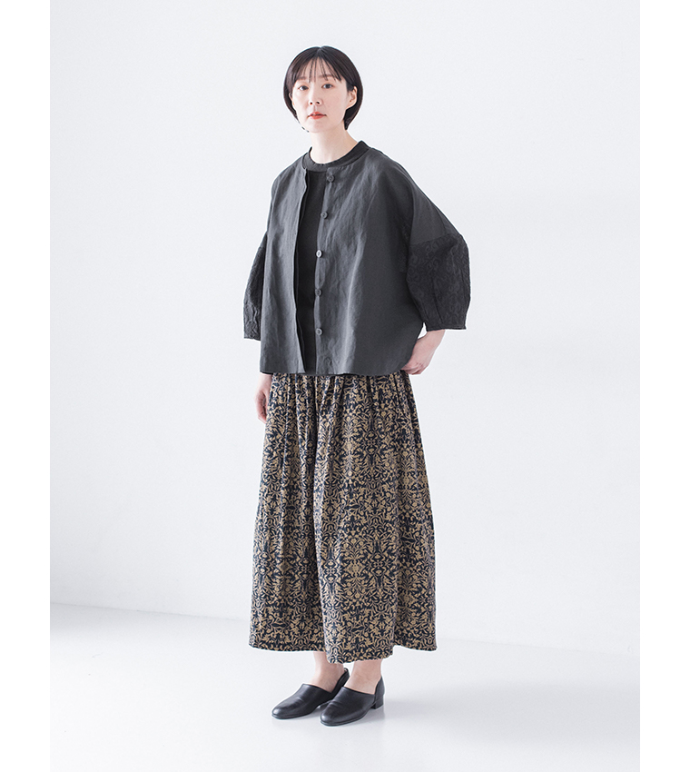 コットンリネン刺繍シャツジャケット(チャコール)着用し柄スカートと合わせた全身前カット