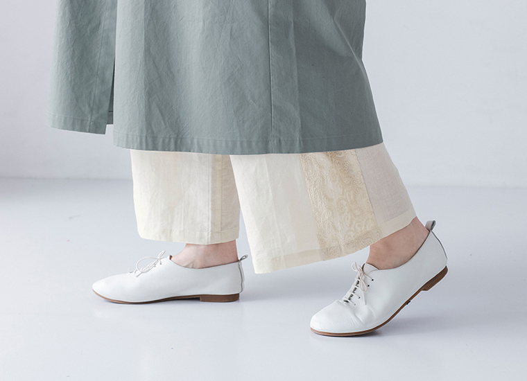 コットンリネン刺繍パンツ(ベージュ)を着用した右向き足元寄りカット