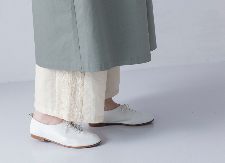 コットンリネン刺繍パンツ(ベージュ)を着用した左向き足元寄りカット