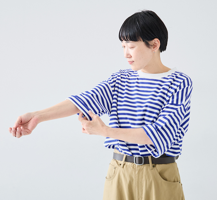 &yarn ボーダープルオーバー スタッフ着用 ブルー 上半身寄り