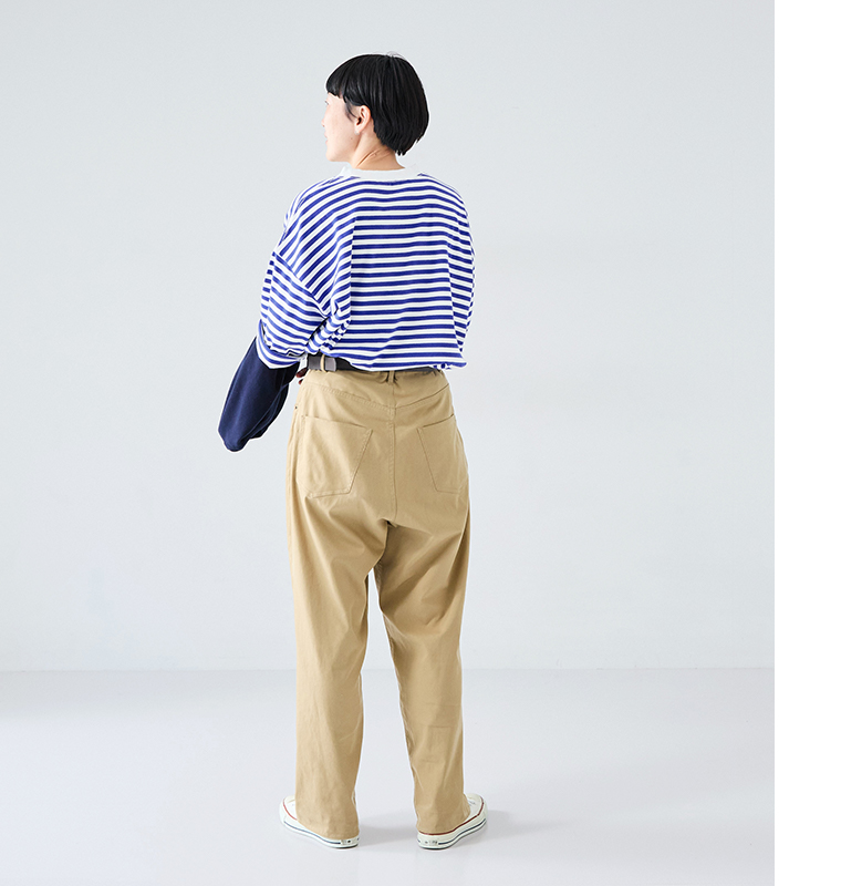 &yarn ボーダープルオーバー スタッフ着用 ブルー 全身後ろ