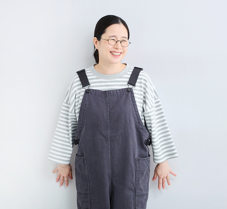 &yarn ボーダープルオーバー スタッフ着用 グレー 上半身前