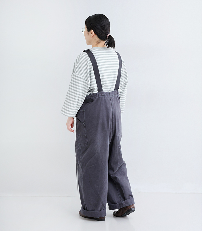 &yarn ボーダープルオーバー スタッフ着用 グレー 全身後ろ