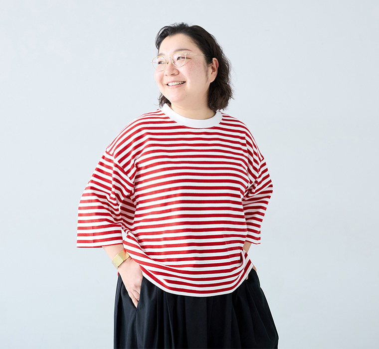 &yarn ボーダープルオーバー スタッフ着用 レッド 上半身寄り