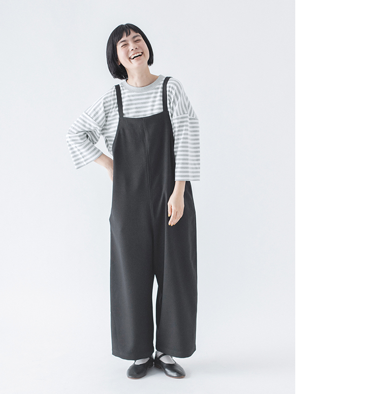 &yarn 1枚で着映えるワイドプルオーバー グレー サロペット合わせ前