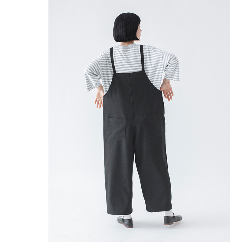 &yarn 1枚で着映えるワイドプルオーバー グレー サロペット合わせ 後ろ