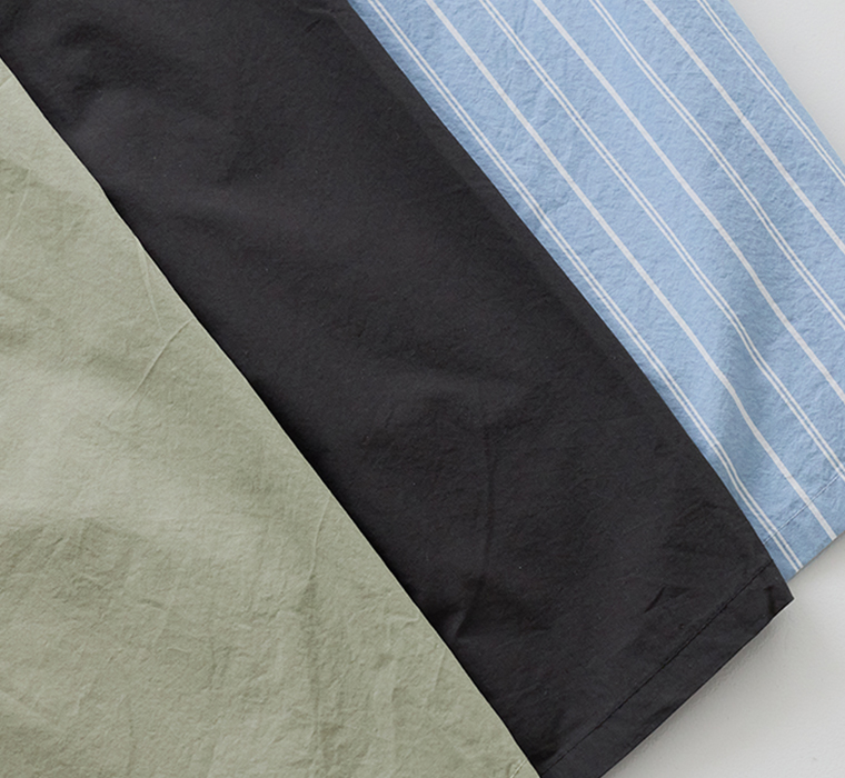 モスグレー・ブラック・ホワイト×ライトブルーの3種類の生地を並べて写した商品画像