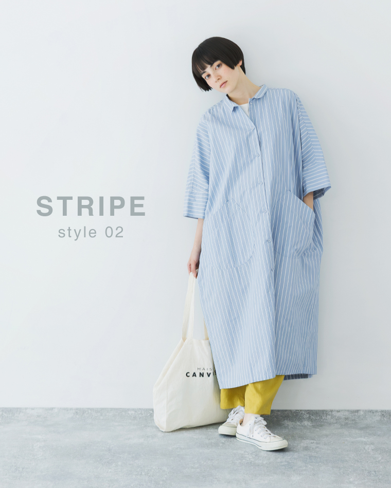 ホワイト×ライトブルーのストライプ柄ドルマンワンピースを着用した正面スタイル（トートバッグとイエローパンツを合わせたコーディネート）