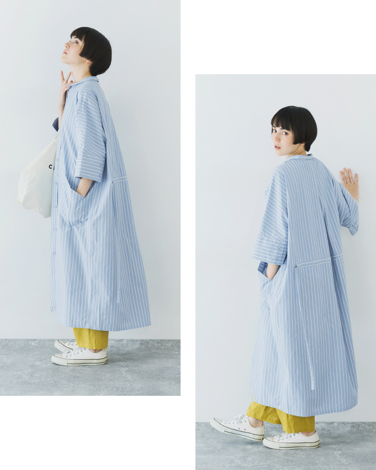 ホワイト×ライトブルーのストライプ柄ドルマンワンピースを着用した2カットのコーディネート（正面の全身スタイルと、片腕を上げた動きのあるポーズ）