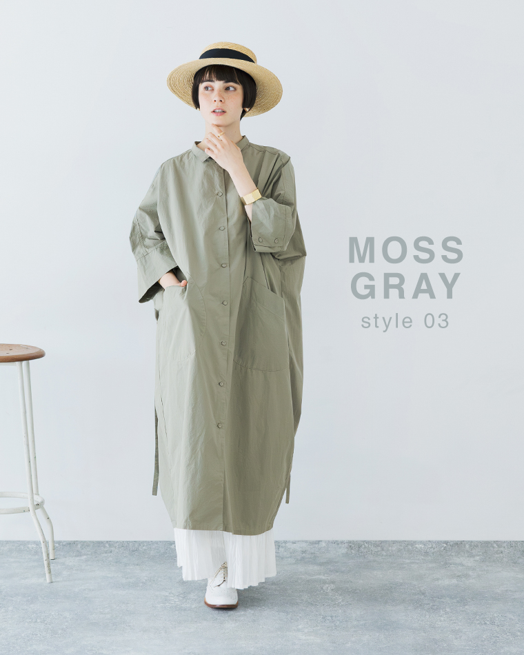 モスグレーのドルマンワンピースを着用した正面スタイル（麦わら帽子と白のプリーツスカートを合わせたコーディネート）