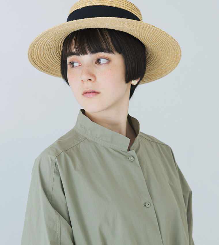 モスグレーのドルマンワンピースを着用した上半身カット（麦わら帽子を合わせ、横向きで顔まわりが見える構図）