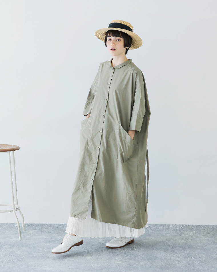 モスグレーのドルマンワンピースを着用した正面の全身スタイル（白プリーツスカートと麦わら帽子を合わせたコーディネート）