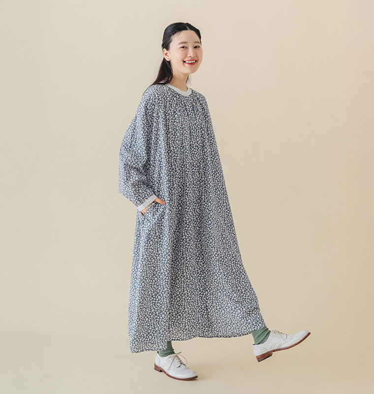 キャンブリックプリントワンピースを着用したモデルの横向き全身カット