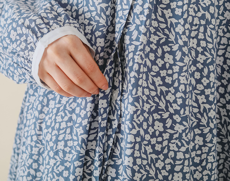 キャンブリックプリントワンピースの柄・比翼ディテールカット