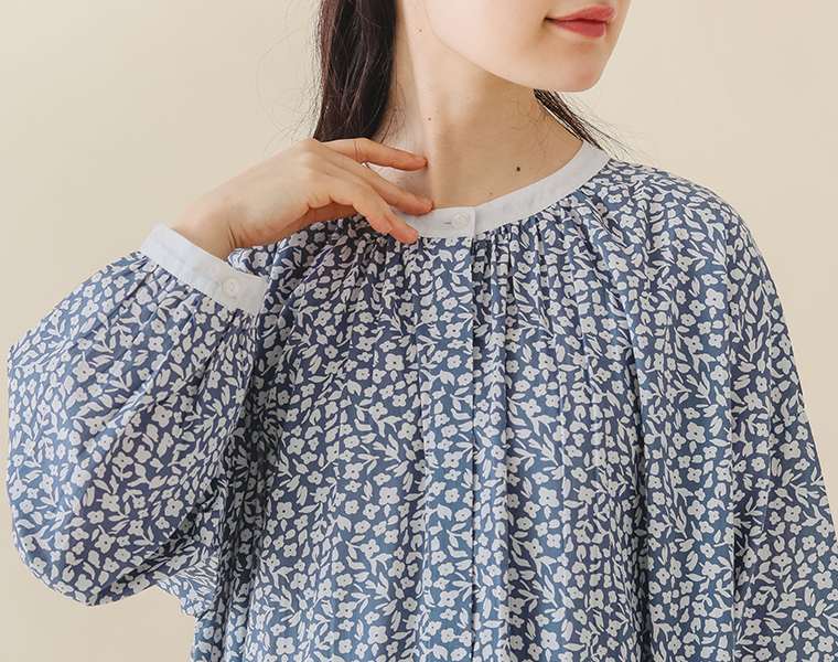 キャンブリックプリントワンピースの襟元ディテールカット