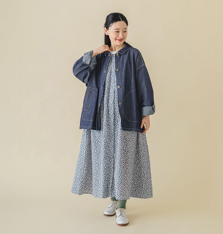 キャンブリックプリントワンピースを着用したモデルのジャケットを羽織った全身カット