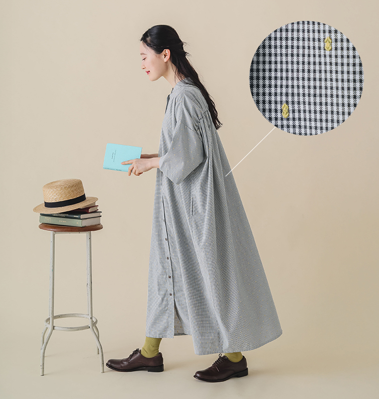 ドットギンガムバックギャザーワンピースを着用したモデルの横向き全身カット