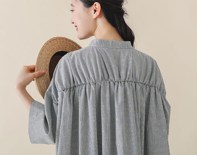 ドットギンガムバックギャザーワンピースの背面ギャザーディテールカット