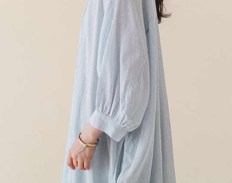 コットン先染めストライプボイルワイドワンピースの袖口ディテールカット