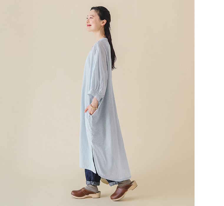 コットン先染めストライプボイルワイドワンピースを着用したモデルの横向き全身カット