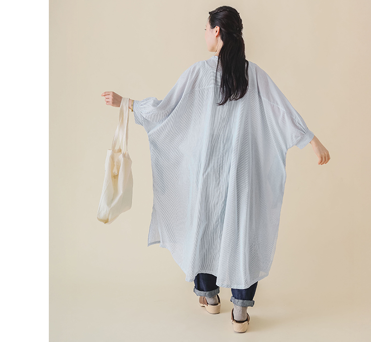 コットン先染めストライプボイルワイドワンピースを着用したモデルの後ろ姿全身カット