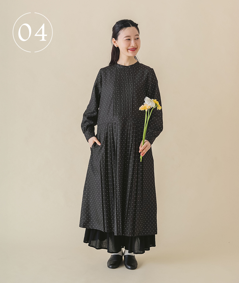 Keittoのピンタック＆プリーツワンピースを着用したモデルの正面全身カット