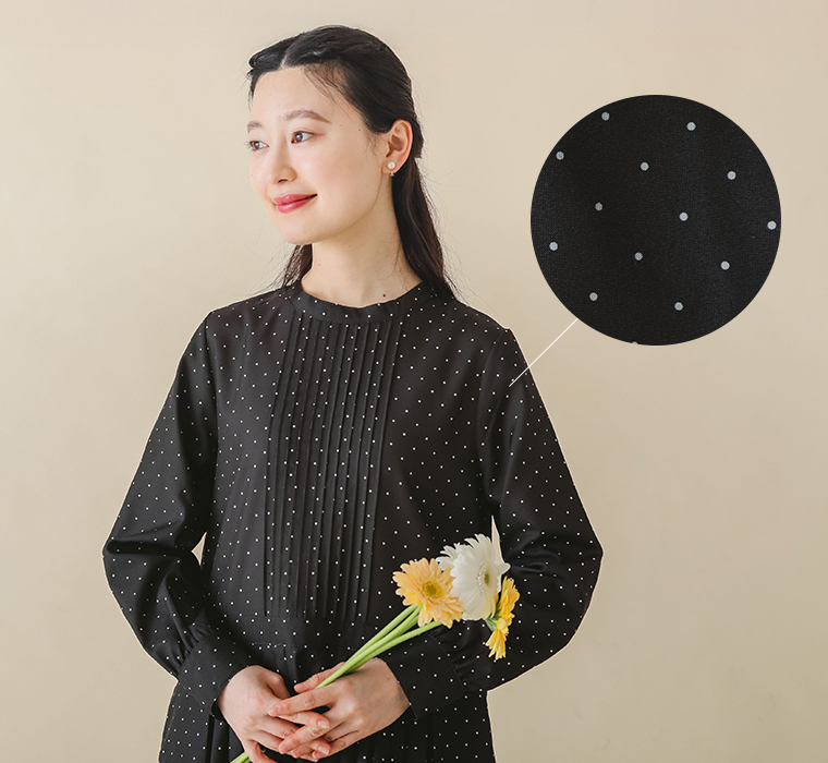 ピンタック＆プリーツワンピースの胸元ピンタックディテールカット