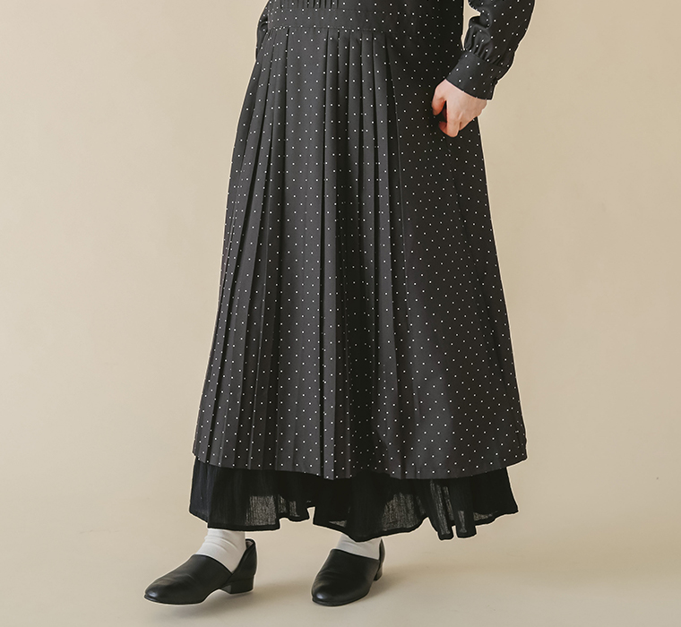 ピンタック＆プリーツワンピースの裾ディテールカット