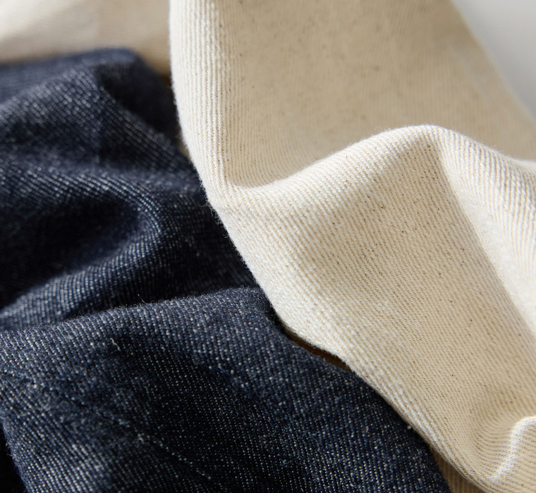 コットンリネンデニム(インディゴとキナリ)の生地アップ